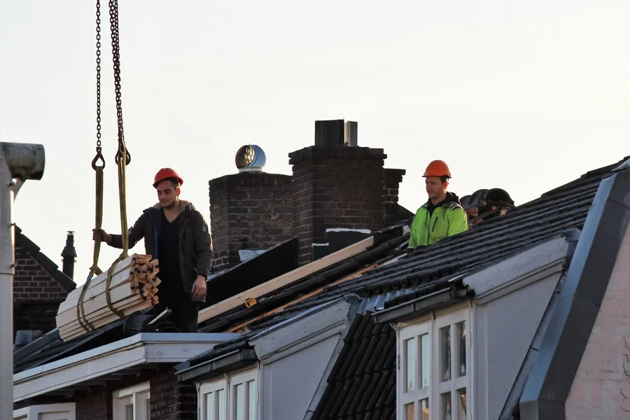 Vakmensen verbouwen het dak van een Nederlandse woning