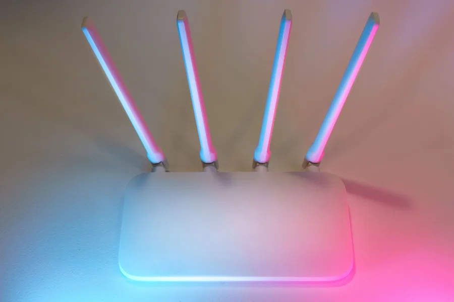 Witte wifi-router met vier antennes