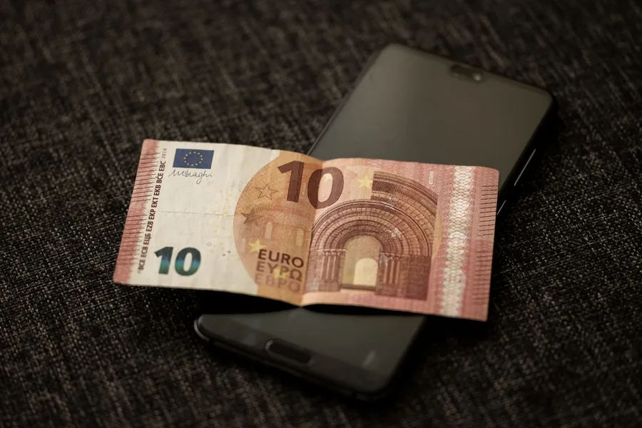 Briefje van tien euro op een zwarte smartphone