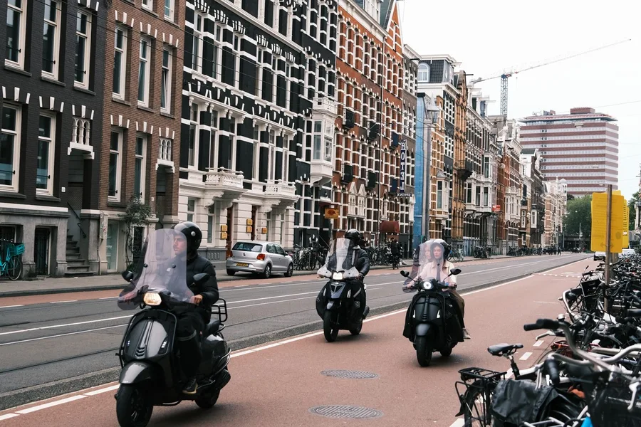Scooters en fietsen in een Amsterdamse straat